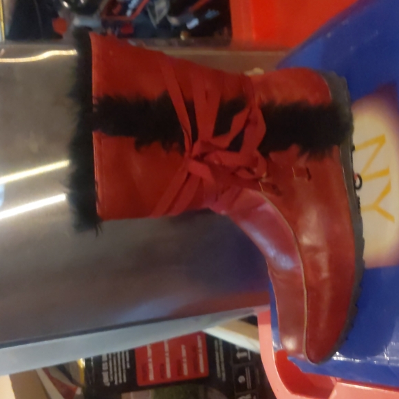 Gently USED NY Vip fur lined red boots size 8 - Picture 3 of 8